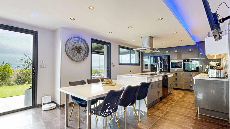 Villa - 251 m² - 8 pièces