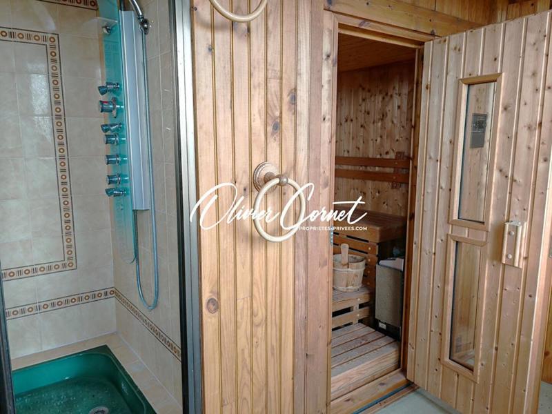 Maison - 230 m² - 7 pièces