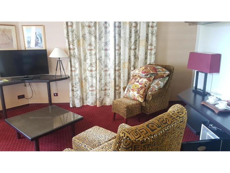 Local commercial - 2 459 m² - 70 pièces