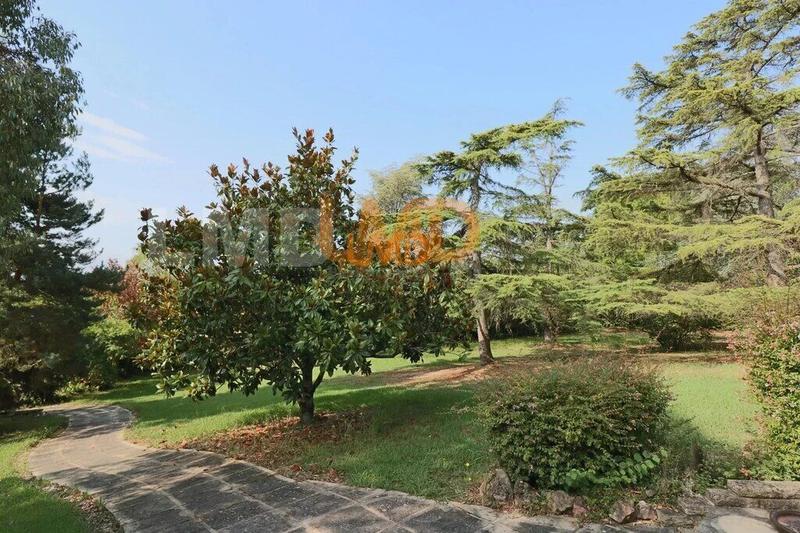 Maison - 282 m² - 11 pièces