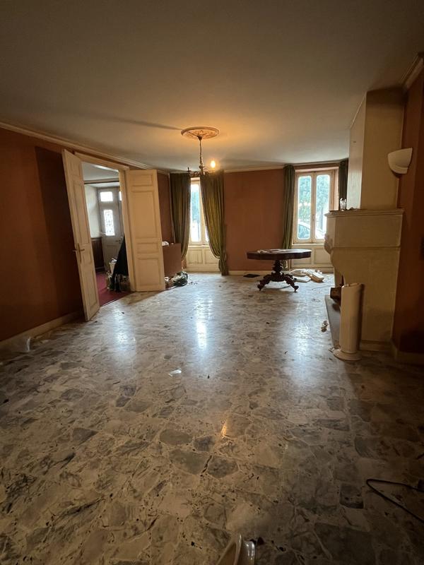 Maison traditionnelle - 300 m² - 8 pièces