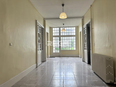 Maison - 341 m² - 9 pièces