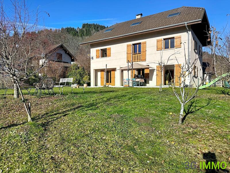 Maison - 230 m² - 10 pièces