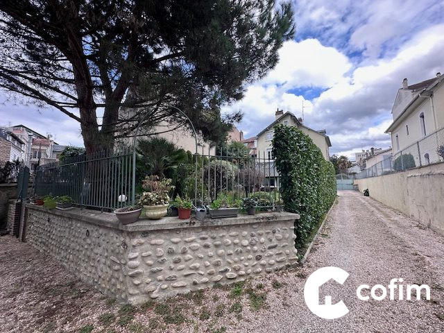 Maison - 287 m² - 10 pièces