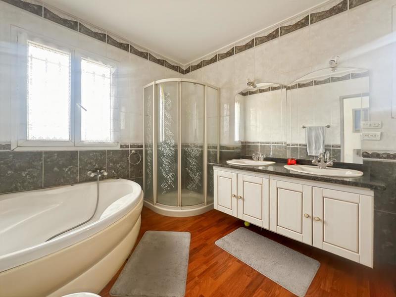 Maison - 195 m² - 7 pièces