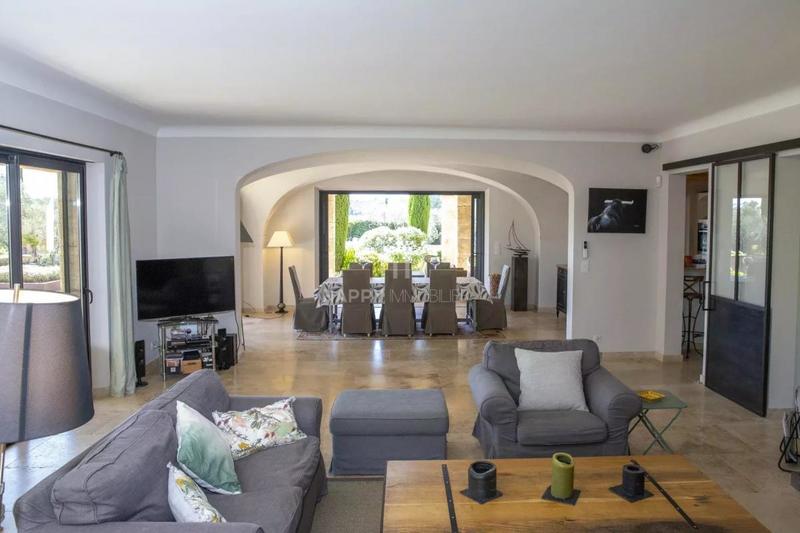 Propriété - 240 m² - 9 pièces