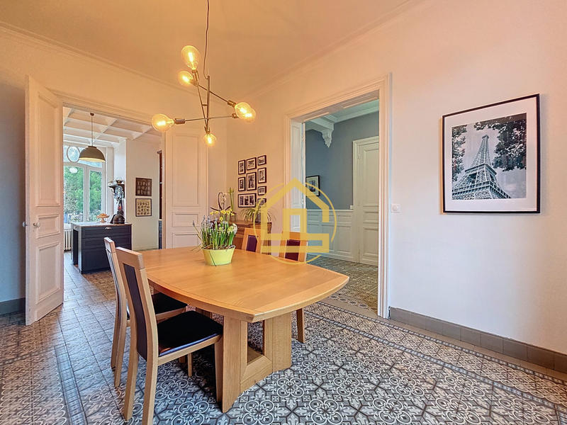 Maison - 275 m² - 10 pièces