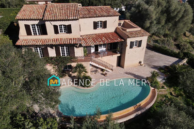 Maison - 210 m² - 6 pièces