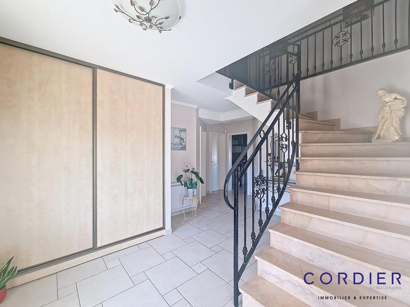 Maison - 181 m² - 8 pièces