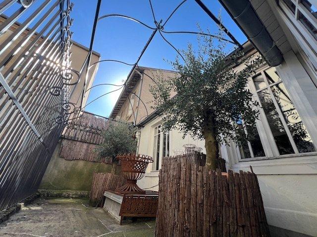 Maison - 232 m² - 6 pièces