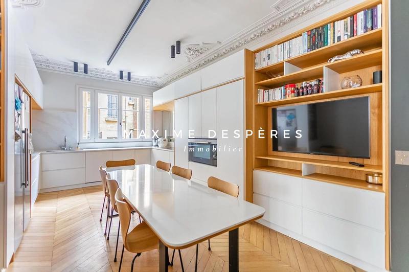 Appartement - 216 m² - 8 pièces