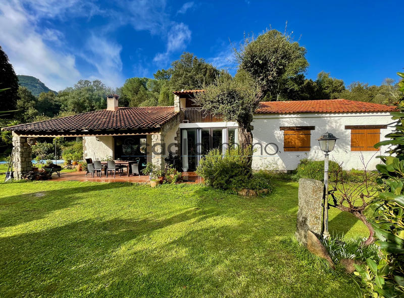 Maison - 246 m² - 9 pièces