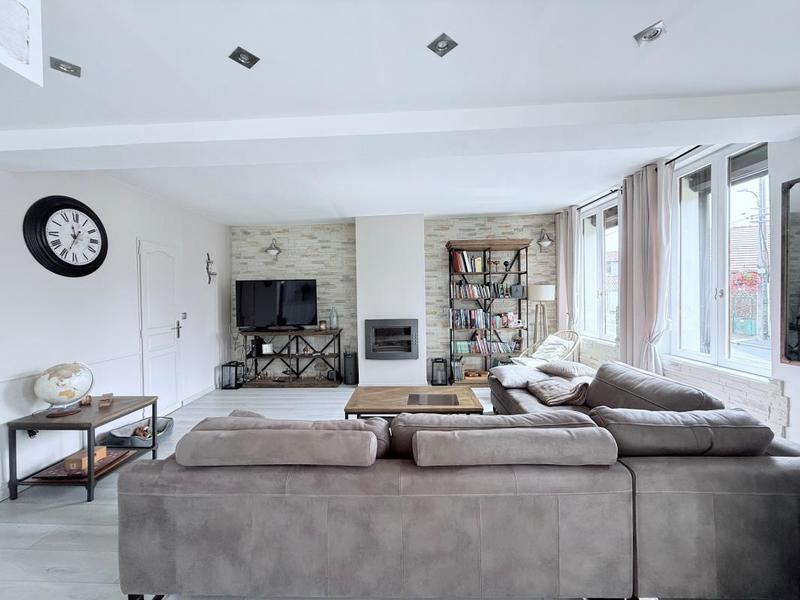 Maison - 210 m² - 6 pièces