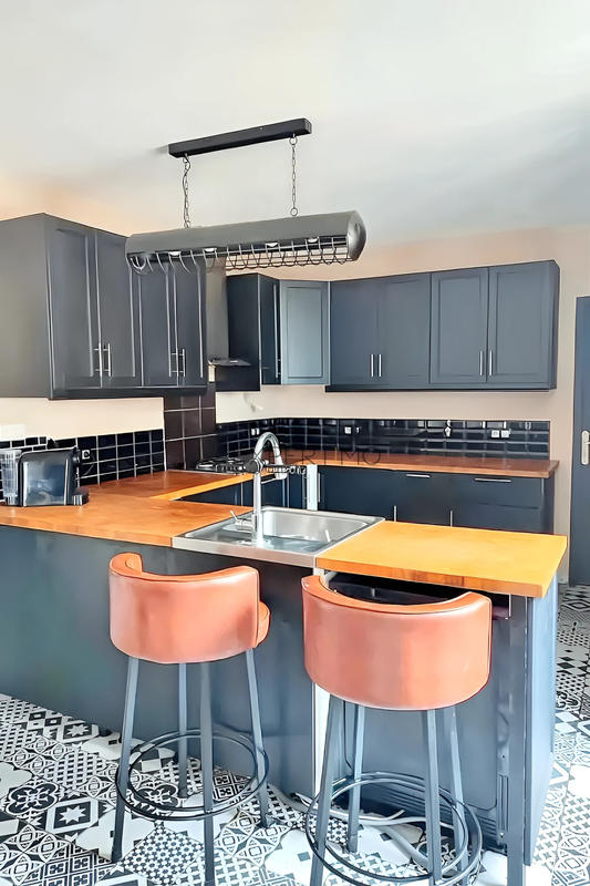 Maison - 225 m² - 10 pièces