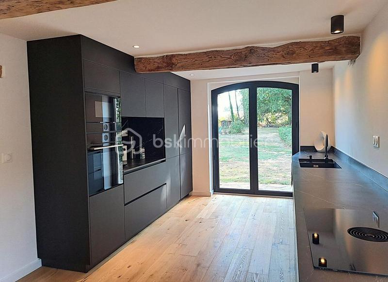 Propriété - 310 m² - 9 pièces