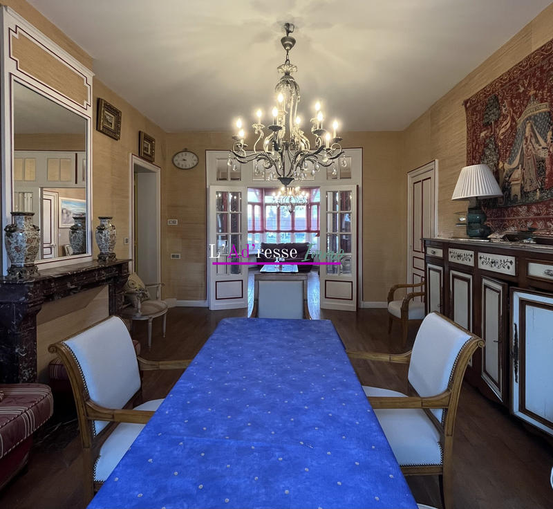 Maison - 241 m² - 10 pièces