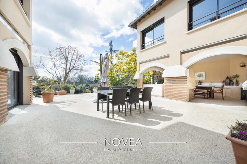 Maison - 242 m² - 10 pièces