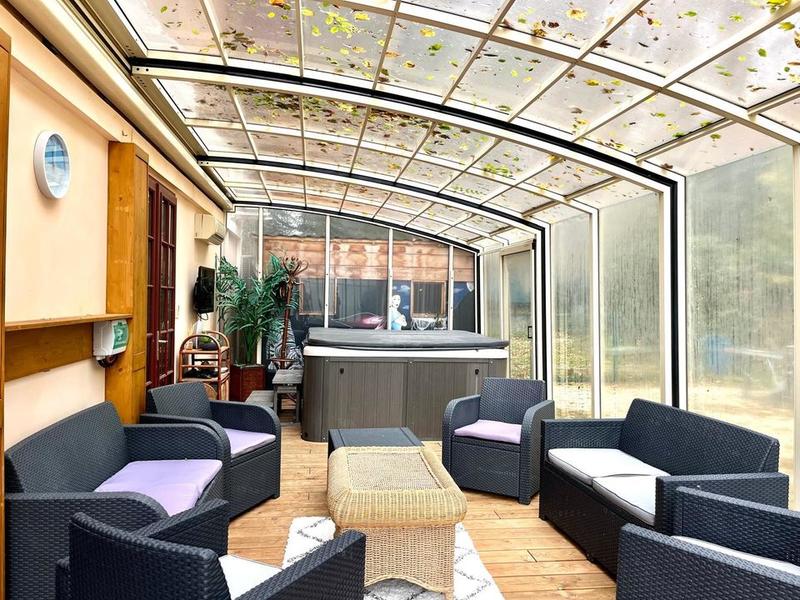 Maison - 313 m² - 9 pièces