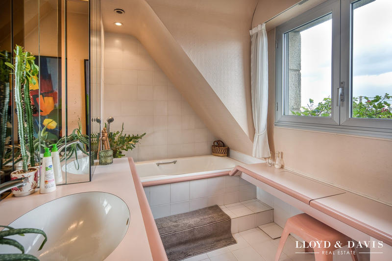 Maison - 213 m² - 7 pièces