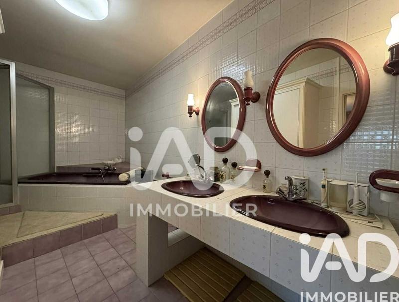 Maison - 250 m² - 8 pièces