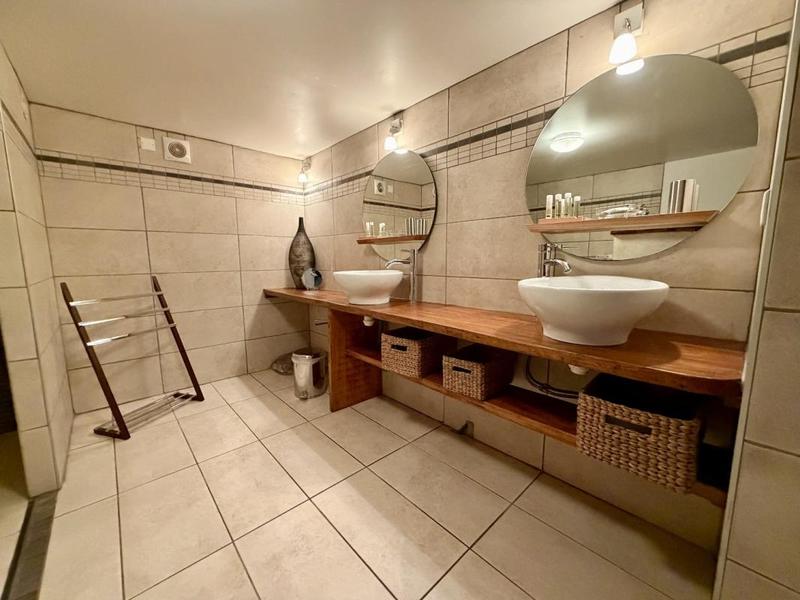 Propriété - 304 m² - 9 pièces