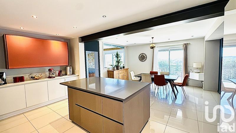 Maison - 220 m² - 6 pièces