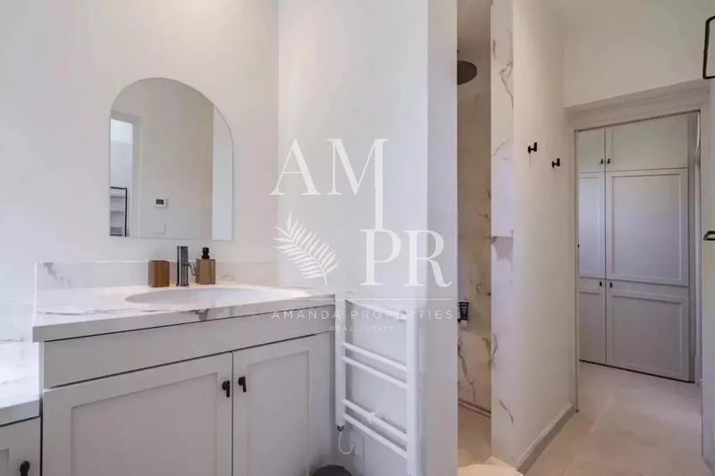 Maison - 300 m² - 8 pièces