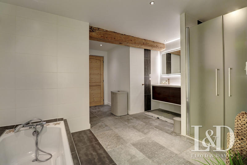 Maison - 360 m² - 10 pièces