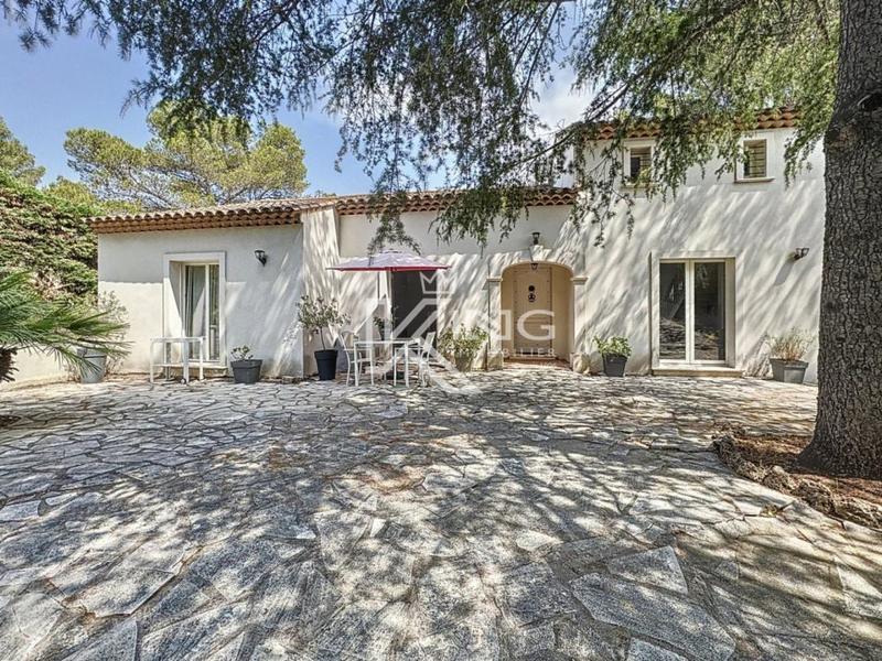 Villa - 200 m² - 6 pièces