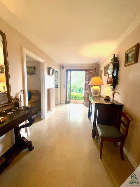 Propriété - 301 m² - 9 pièces