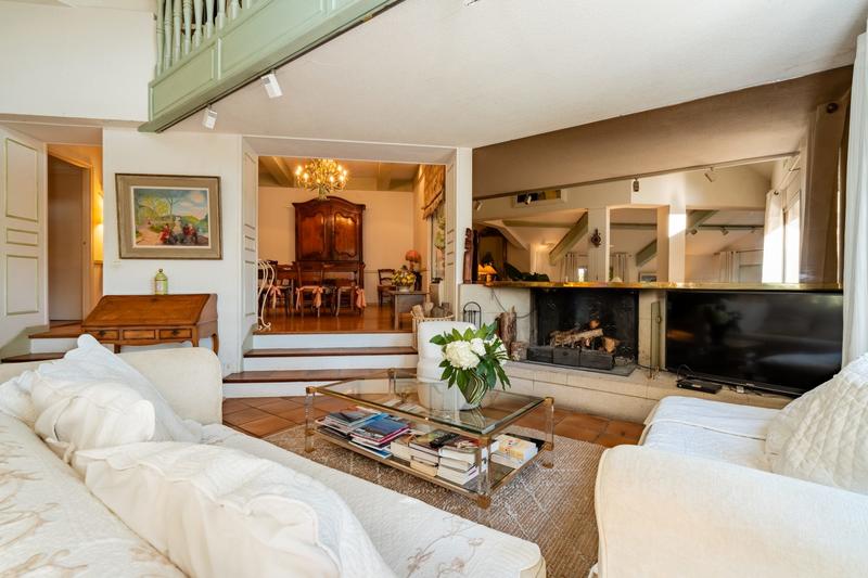 Maison - 234 m² - 7 pièces