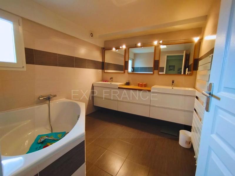 Maison - 254 m² - 10 pièces