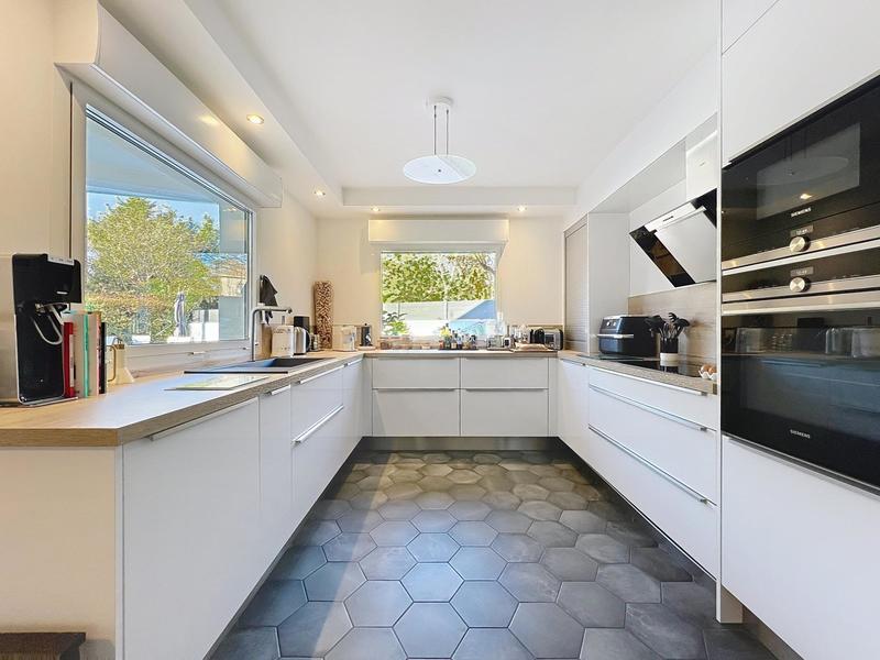 Maison - 241 m² - 10 pièces