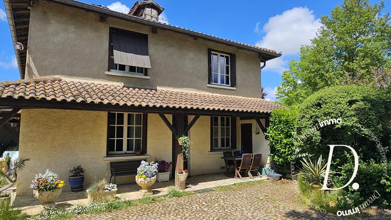 Maison - 280 m² - 11 pièces