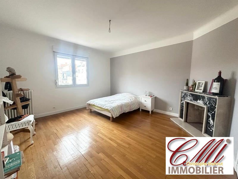 Maison - 370 m² - 9 pièces