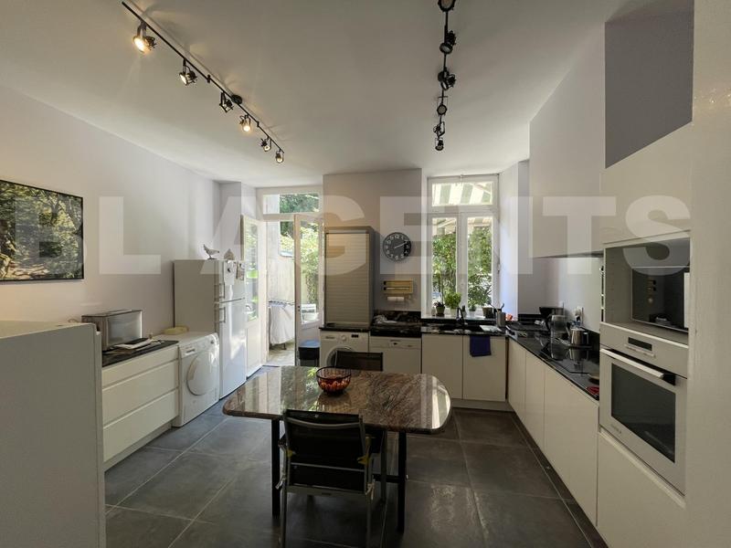 Demeure - 331 m² - 9 pièces