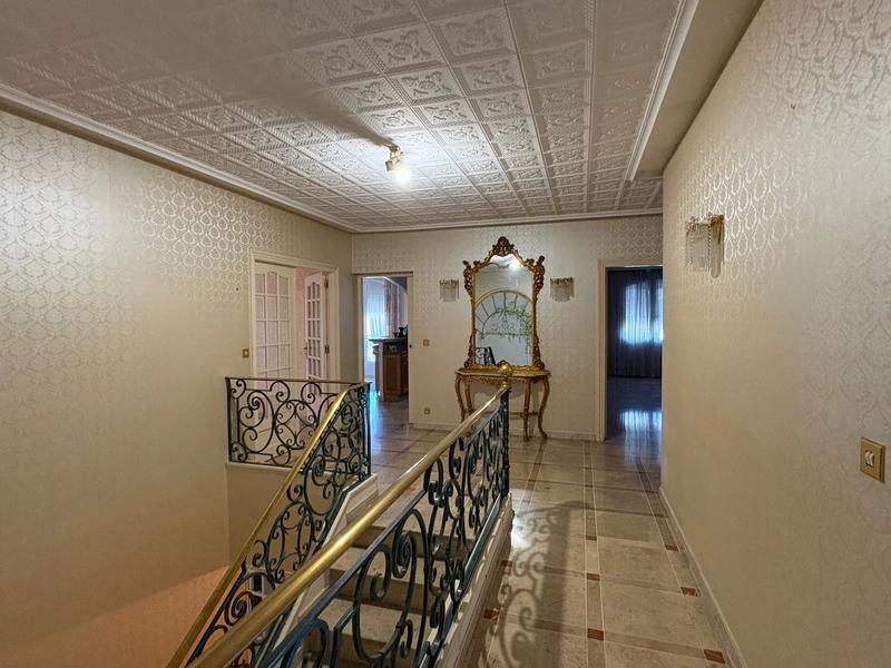 Maison - 210 m² - 9 pièces