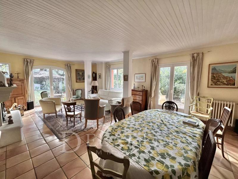 Villa - 235 m² - 10 pièces