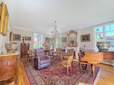 Maison - 254 m² - 9 pièces