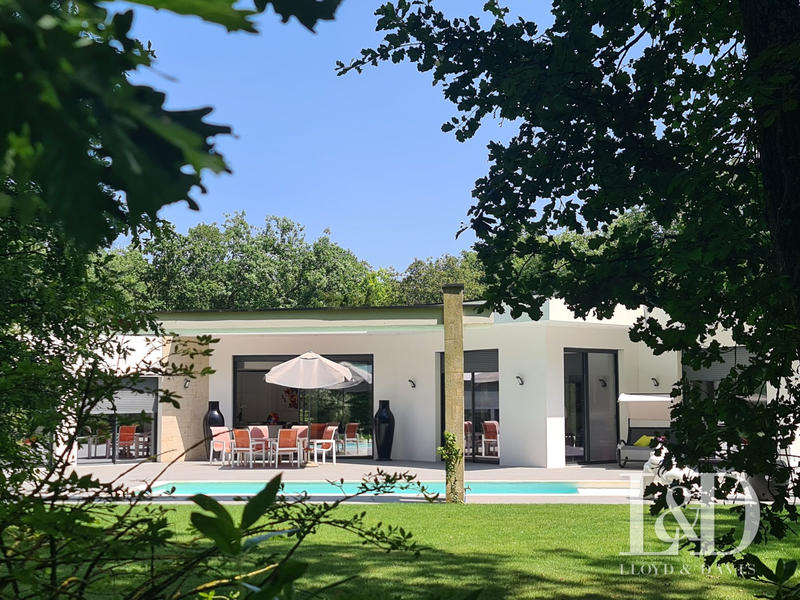 Maison - 433 m² - 12 pièces