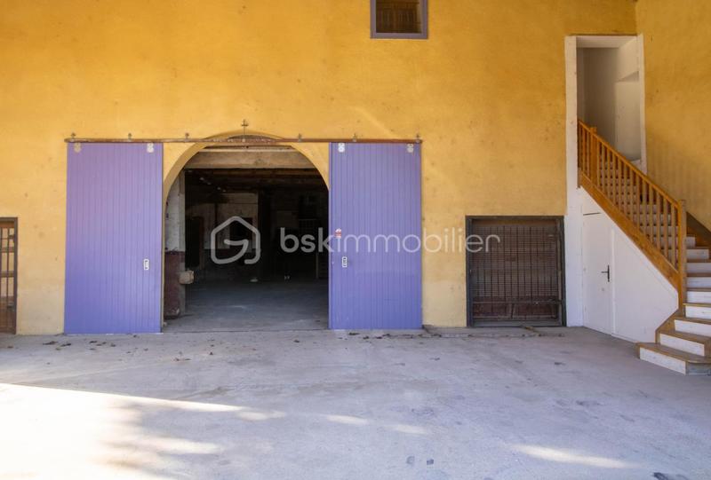 Grange - 303 m² - 1 pièce