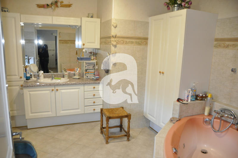 Maison - 220 m² - 12 pièces