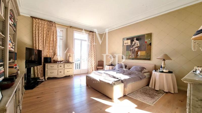 Maison - 682 m² - 11 pièces