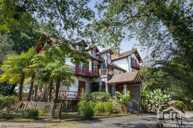 Propriété - 641 m² - 12 pièces