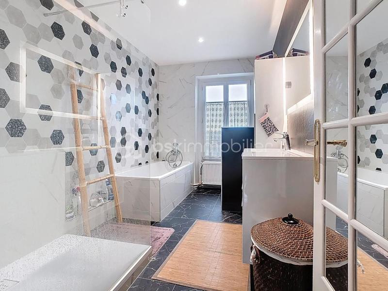 Maison - 250 m² - 7 pièces