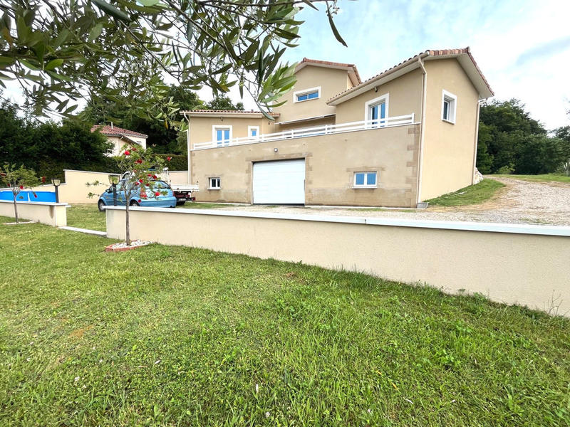 Maison - 225 m² - 8 pièces