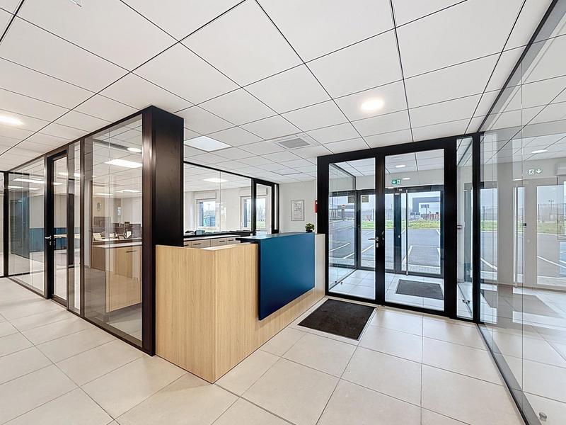 Local commercial - 2 400 m² - 20 pièces