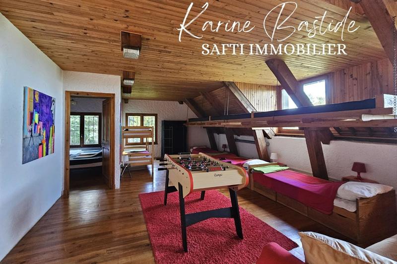 Maison - 240 m² - 11 pièces