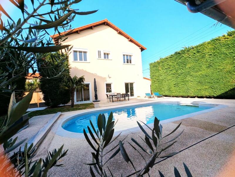 Maison - 200 m² - 8 pièces