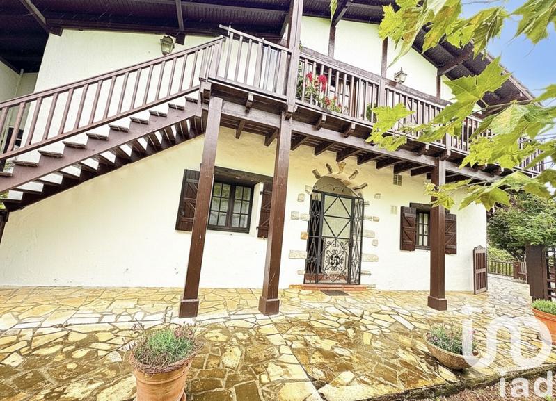 Maison - 290 m² - 9 pièces